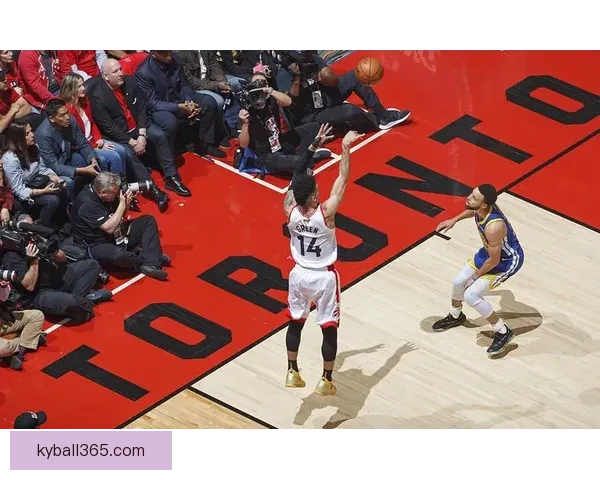 小卡手腕带伤征战猛龙全场坚持展现顽强斗志